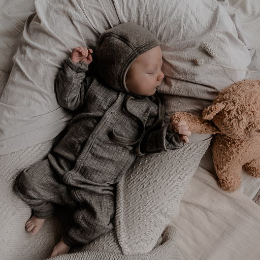 Wollen jumpsuit in de kleur bruin sesam van voor baby's van het merk Joha.