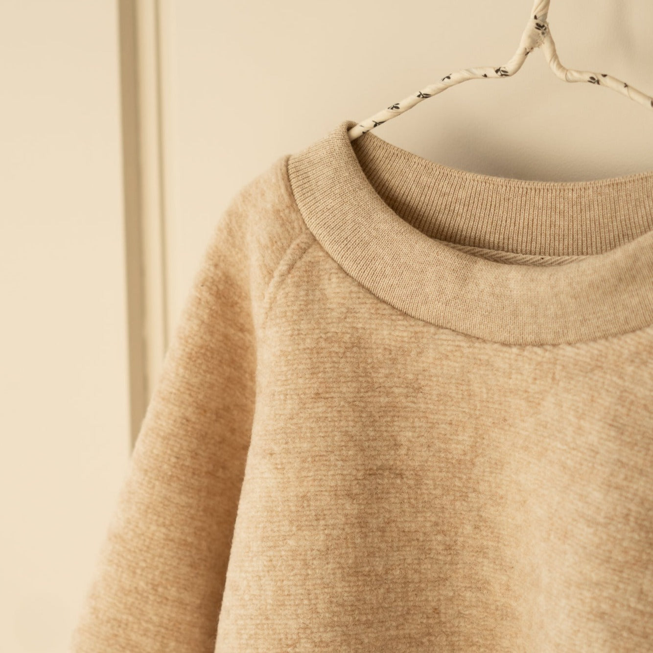 De trui staat goed in combinatie met de bodywarmers. De artikelen van deze lijn hebben een extra verfijnde, luxe afwerking en zijn volledig gemaakt van natuurlijke materialen.