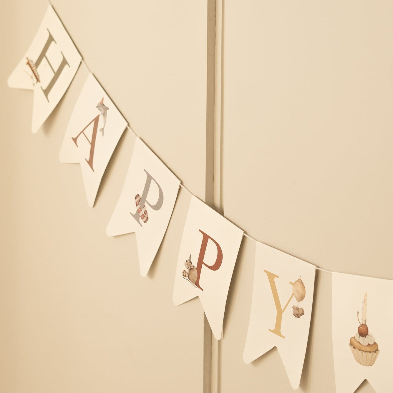 Slinger met de letter happy birthday. Je kunt de slinger ophangen als iemand jarig is.