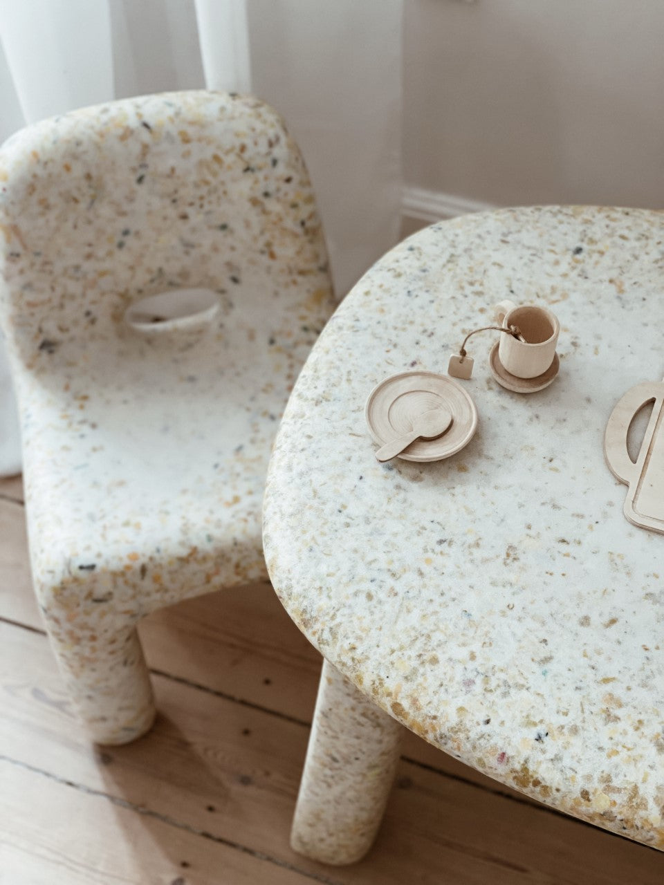 close up Luisa table vanilla