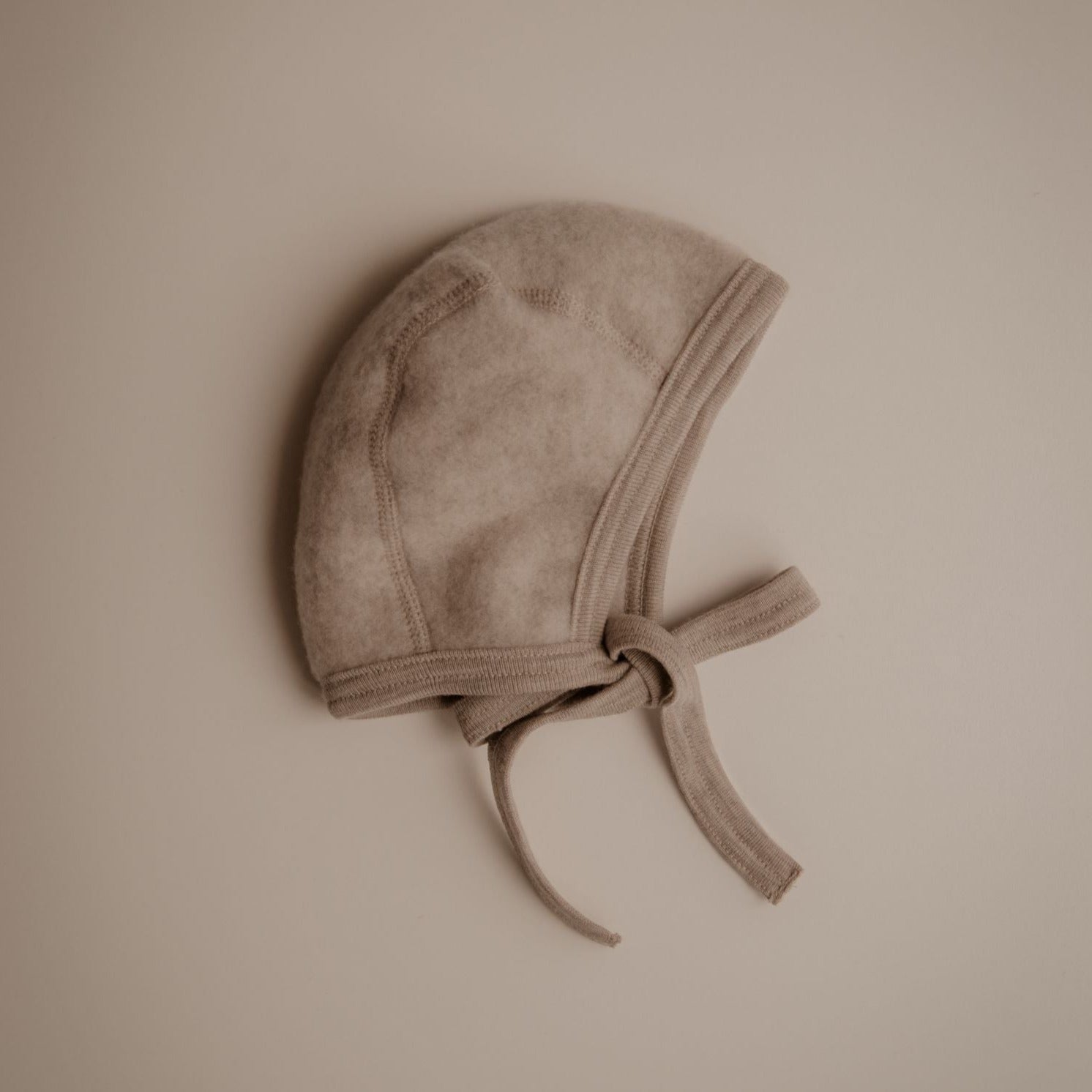 Fleece strikmutsje sand - Charly's