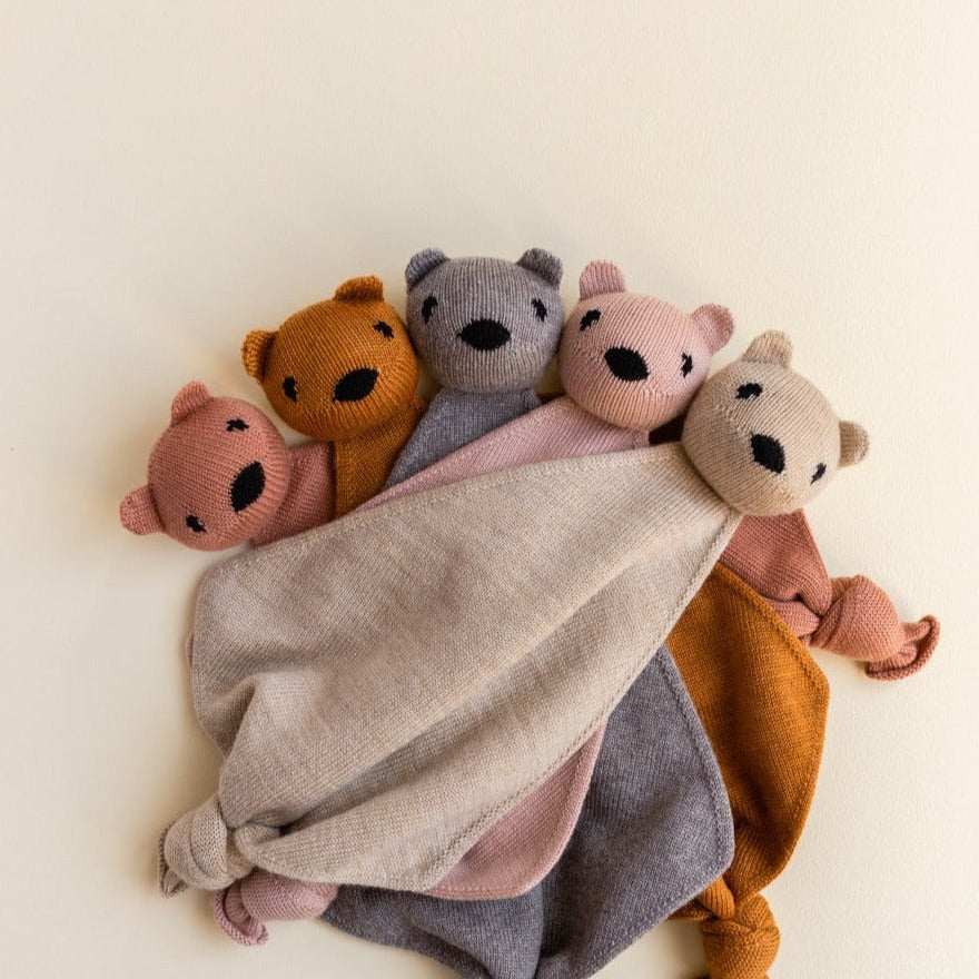 Gebreid speendoekje voor baby's in de kleur Cream van HVID. Gebreid speendoekje voor baby's in de kleur cream van HVID verschillende kleuren.