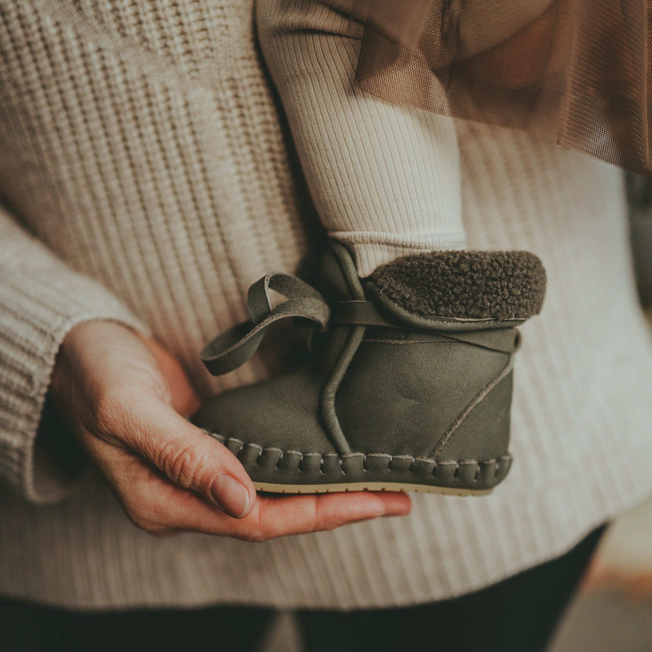 Suede wol gevoerde slofjes voor baby's in de kleur groen grijs van Donsje.