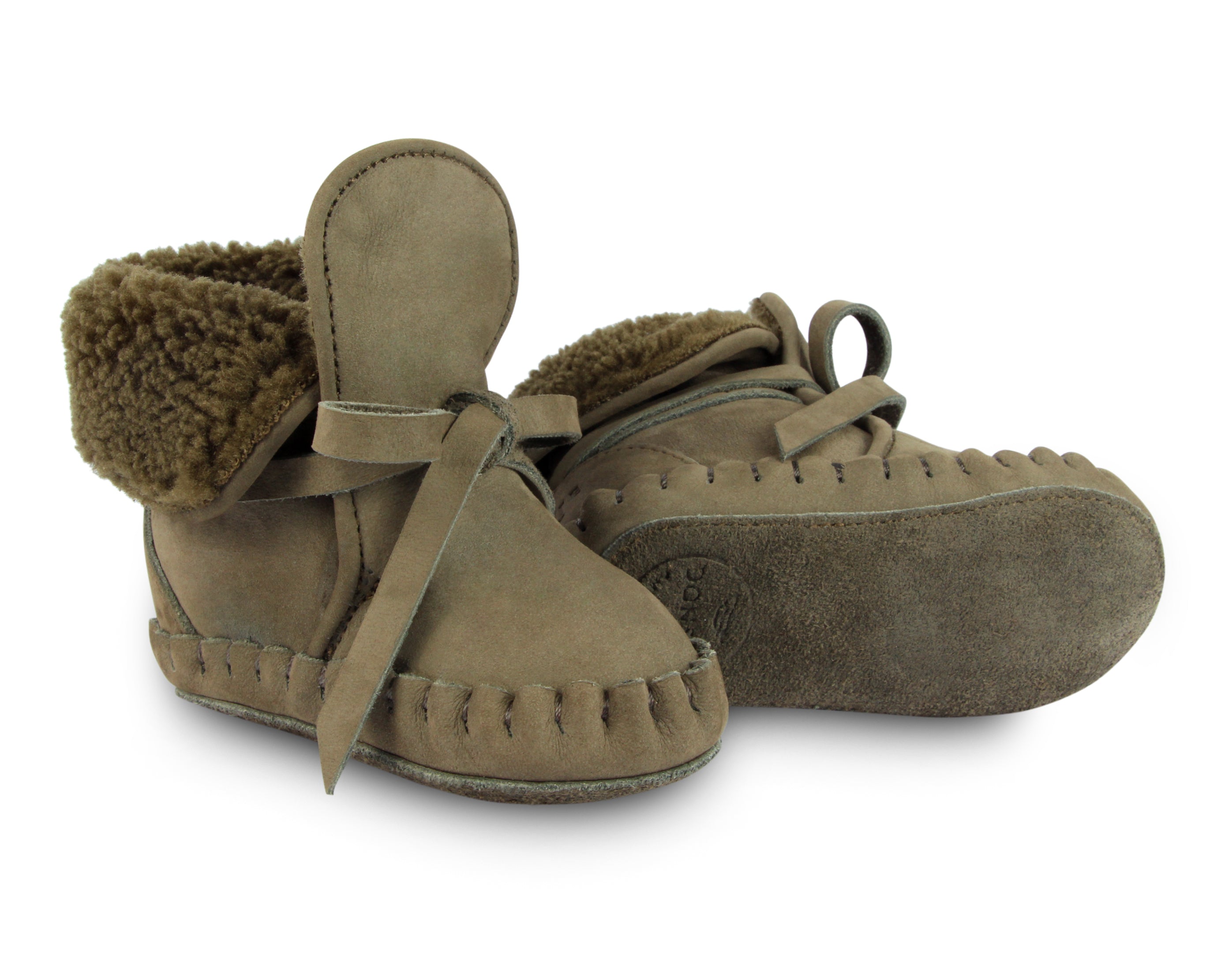 Suede wol gevoerde slofjes voor baby's in de kleur groen grijs van Donsje.