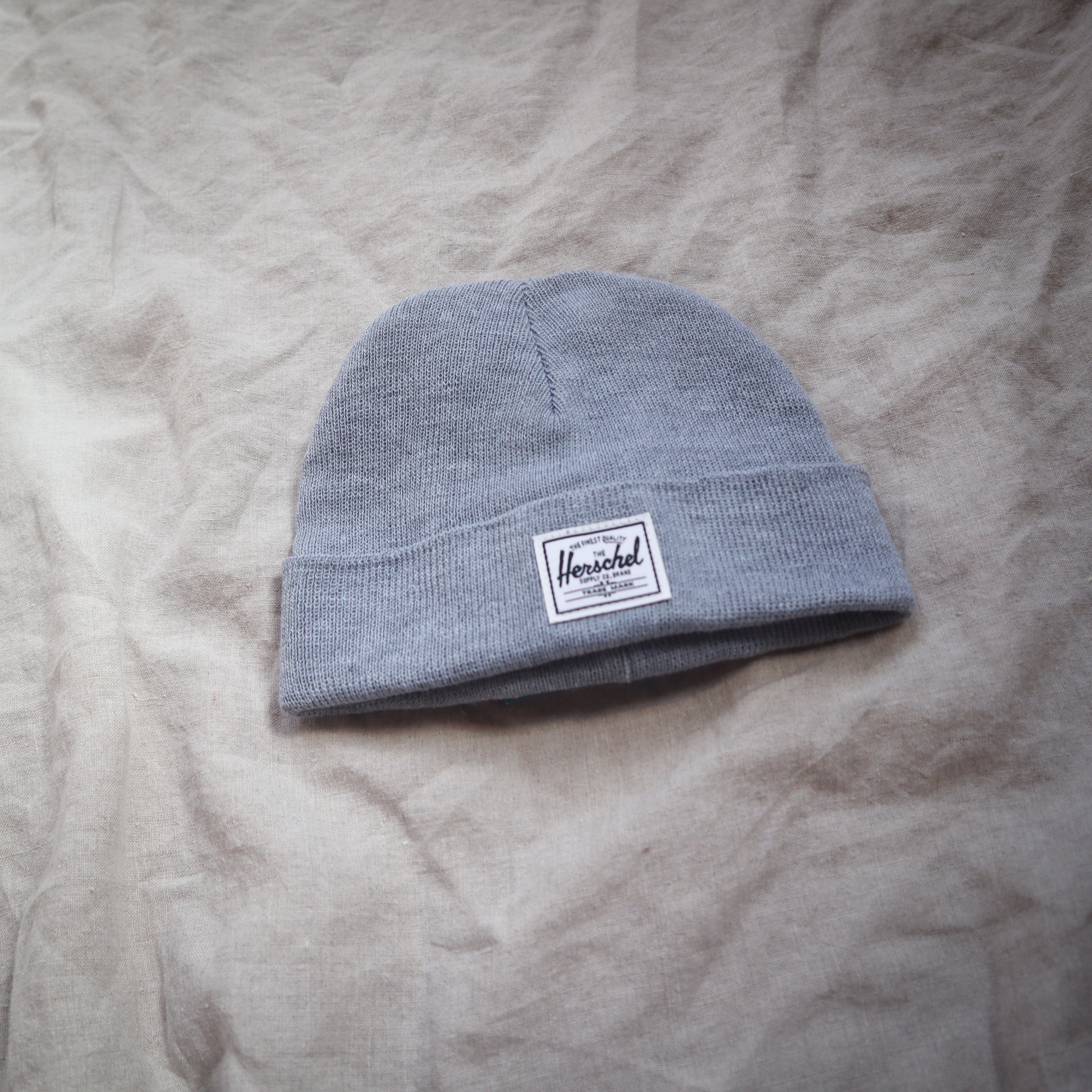 Beanie muts voor baby's in de kleur grijs van Herschel.
