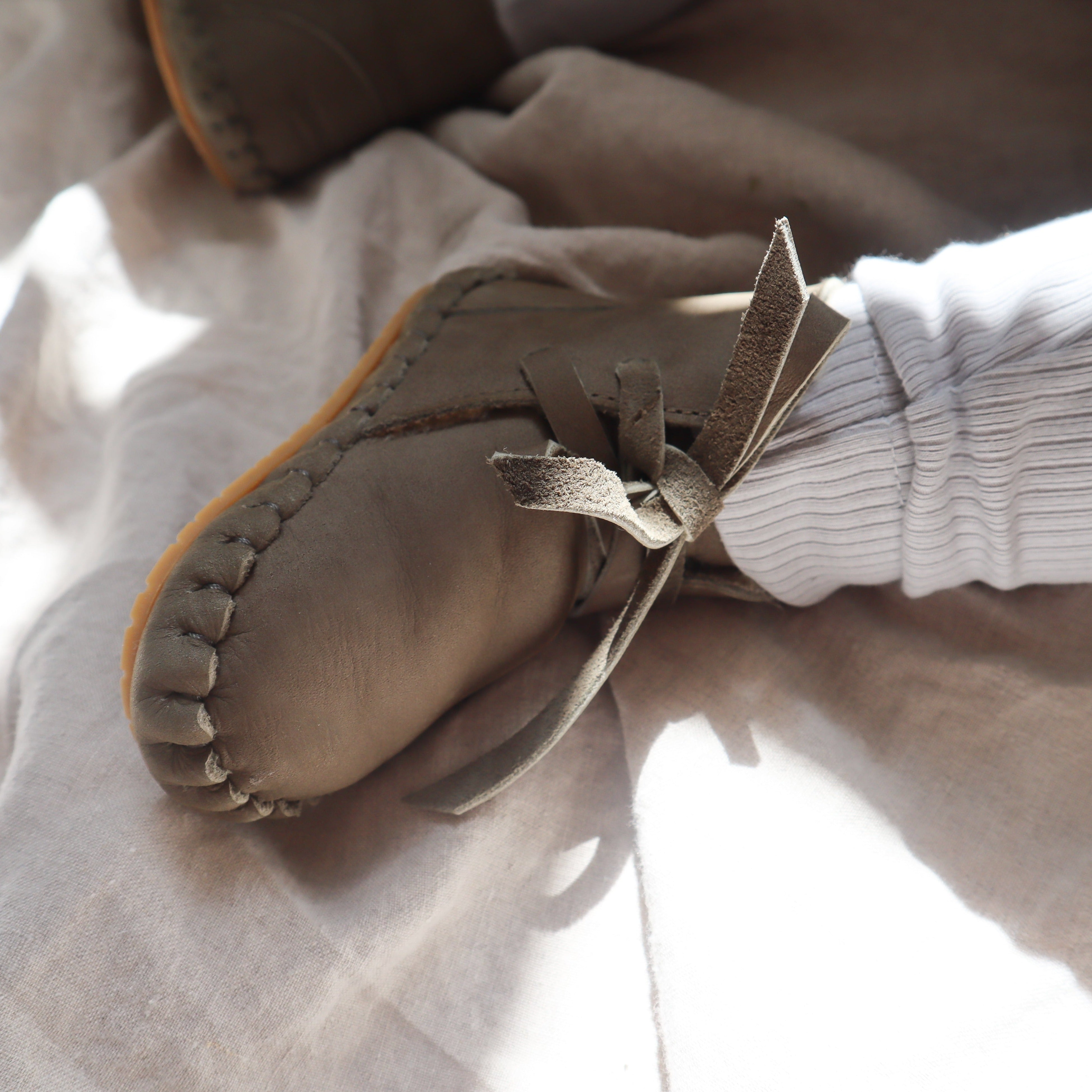 wol gevoerde slofjes voor baby's / kinderen in het groen van donsje.