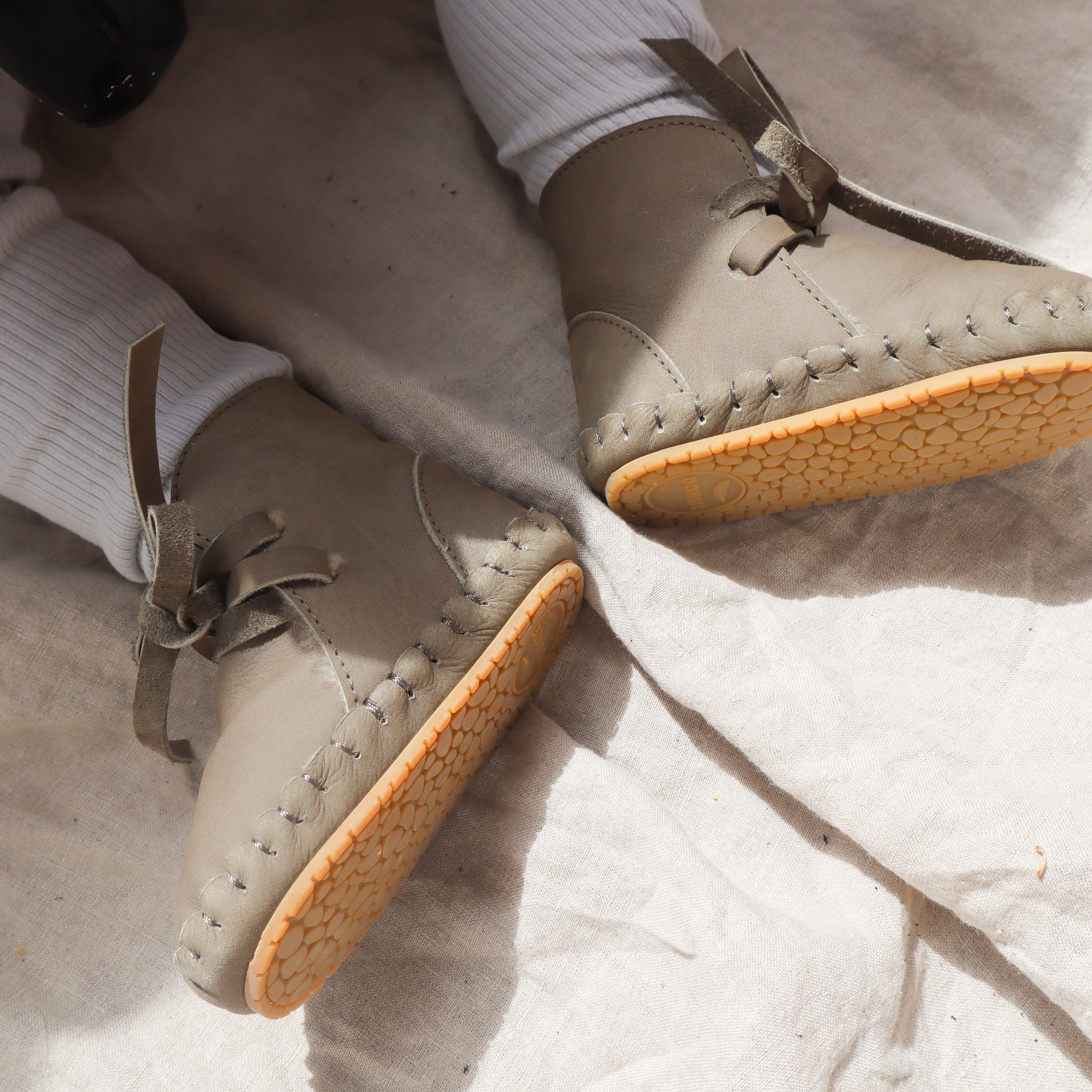 wol gevoerde slofjes voor baby's / kinderen in het groen van donsje.