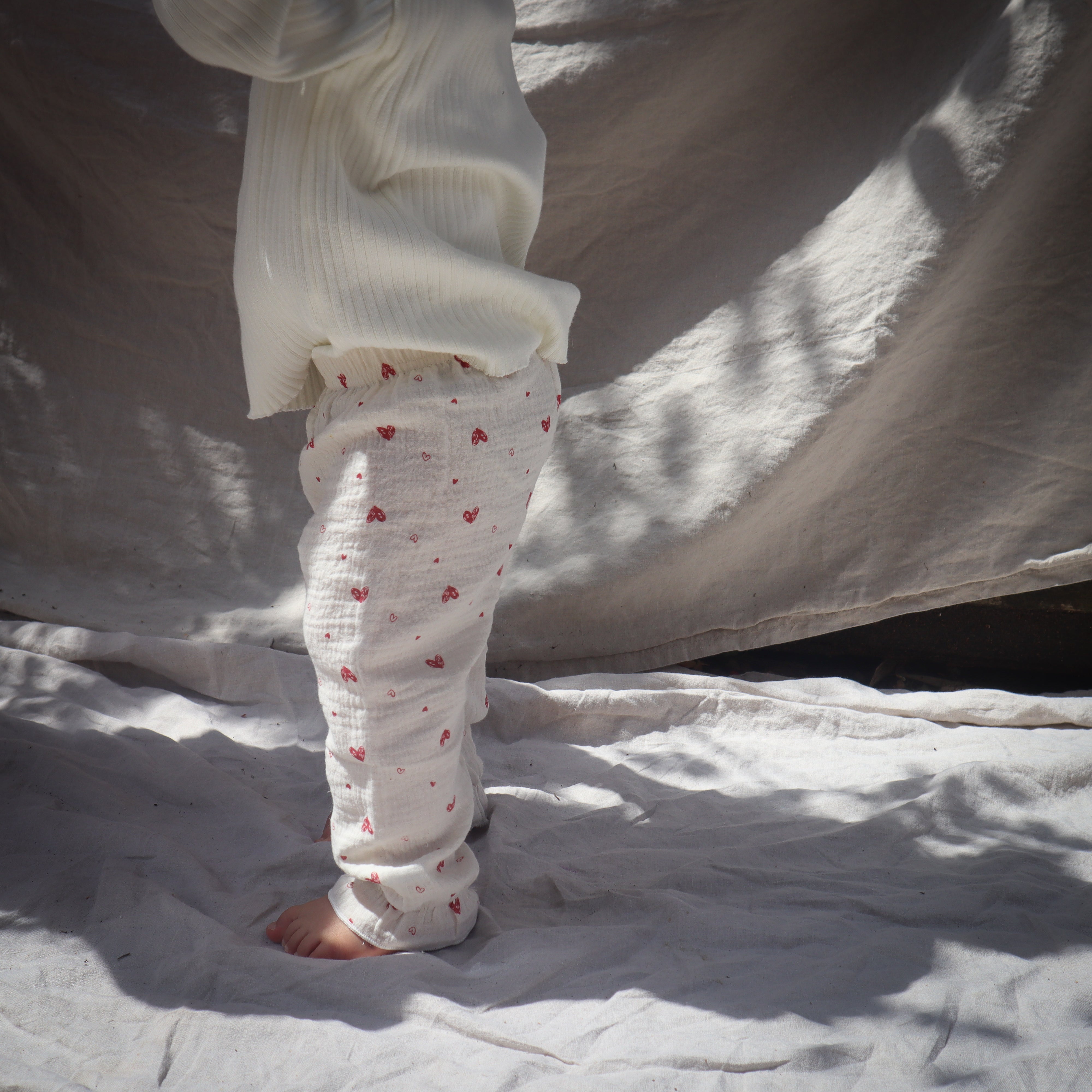 Pyamabroek voor baby's / kinderen met hartjes erop.