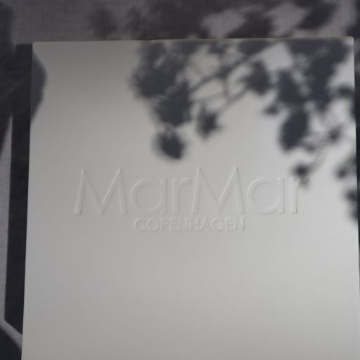 Geschenkbox met daarin een newborn setje bestaande uit een body en broek met voetjes van Mar Mar Copenhagen.