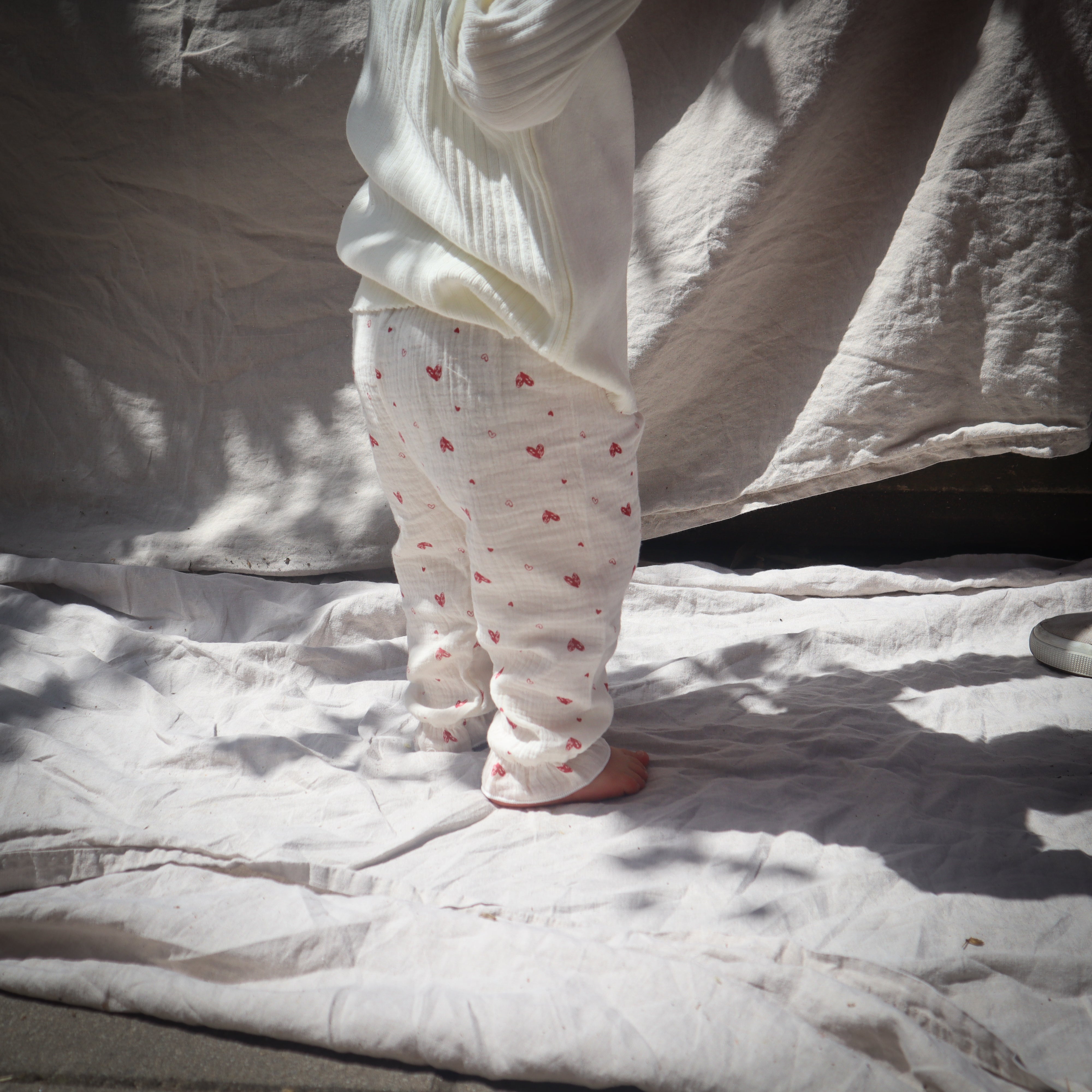 Pyamabroek voor baby's / kinderen met hartjes erop.