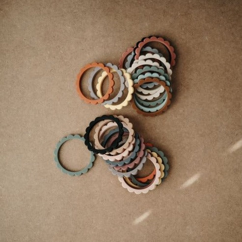 Bloemen speelgoed bijtringen voor baby's tegen pijn bij het doorkomen van tandjes in verschillende kleuren van Mushie.
