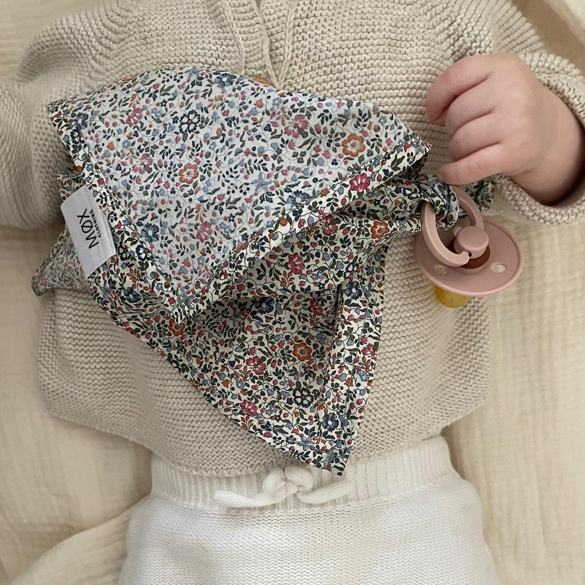 Speendoek gemaakt van Liberty Londen stof met floral print voor baby's.