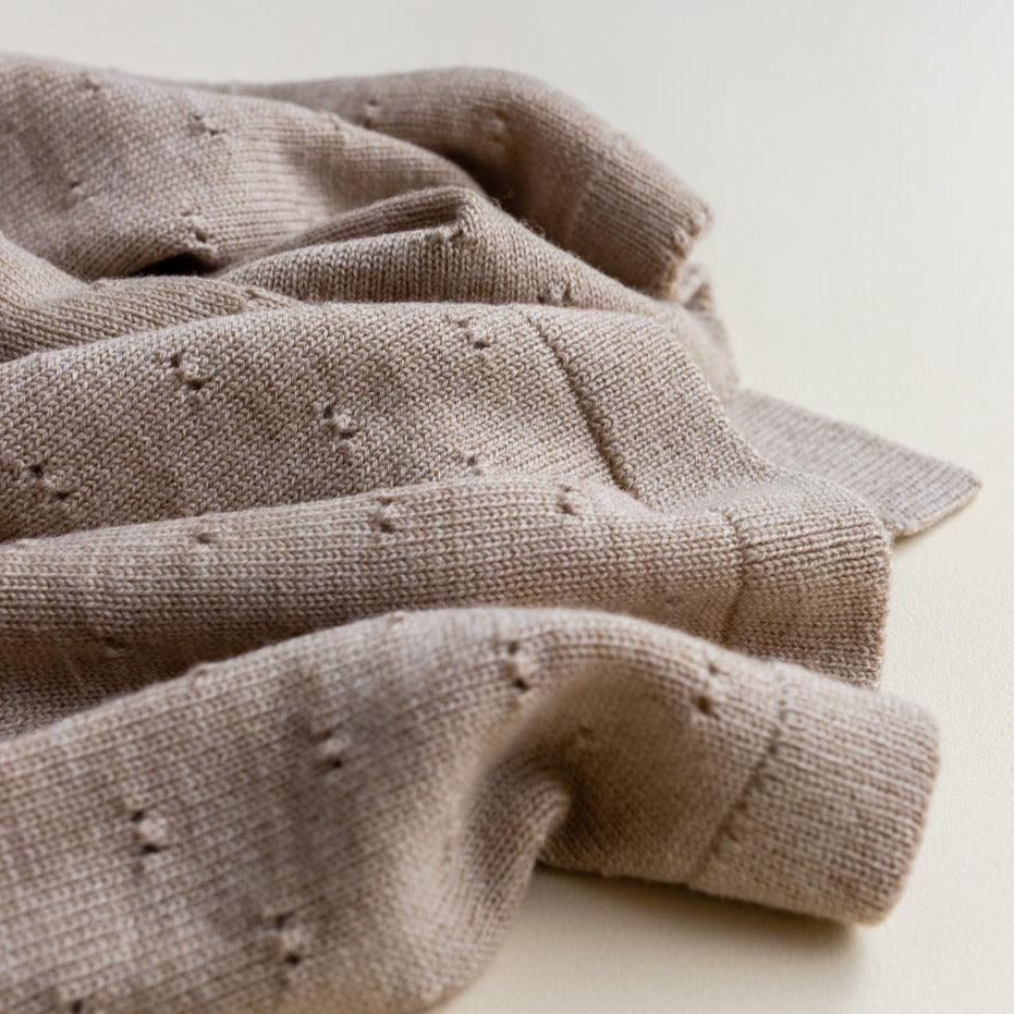 Gebreide deken voor baby's / kids in Sand van HVID. 