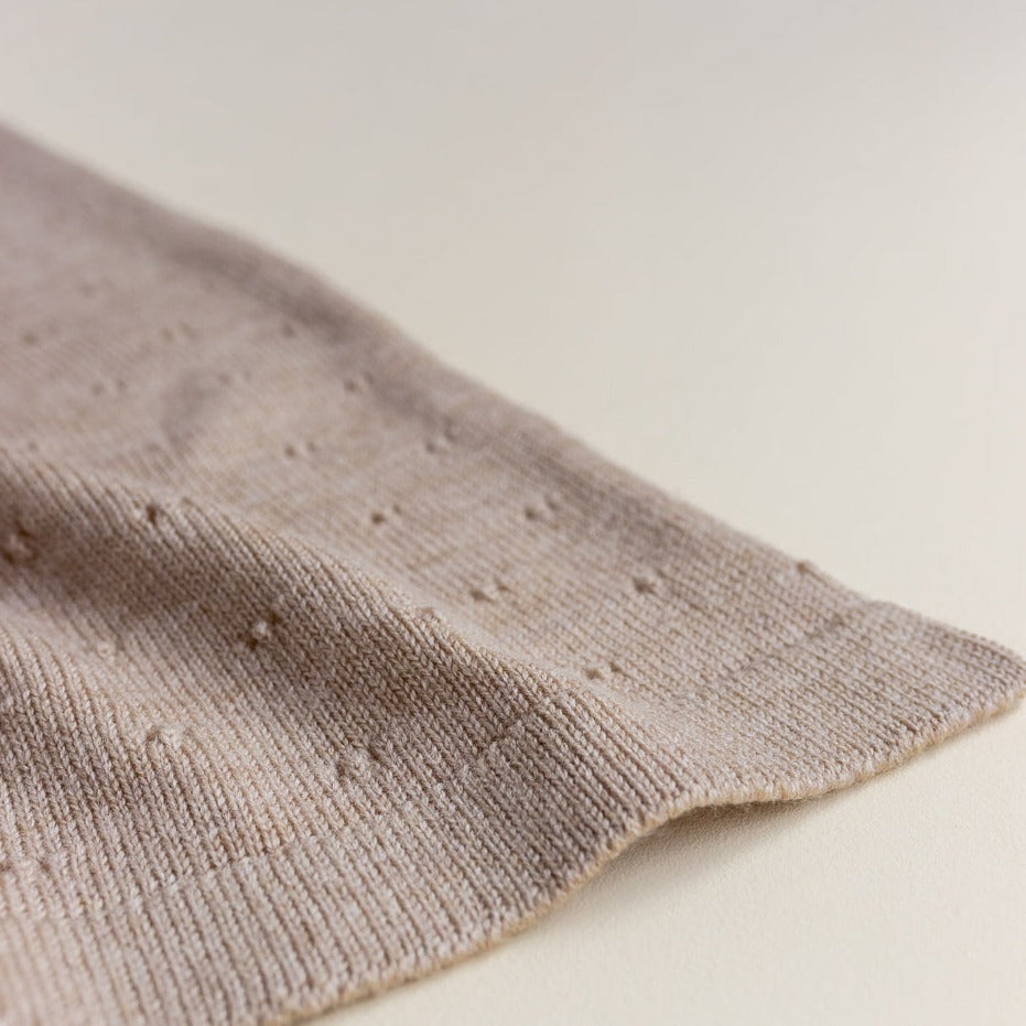 Gebreide deken voor baby's / kids in Sand van HVID. 