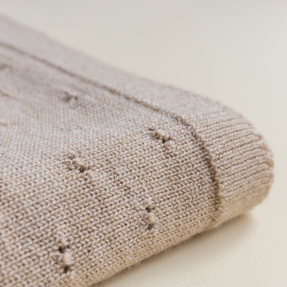 Gebreide deken voor baby's / kids in Sand van HVID. 