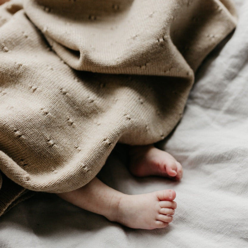 Gebreide deken voor baby's / kids in Sand van HVID. 