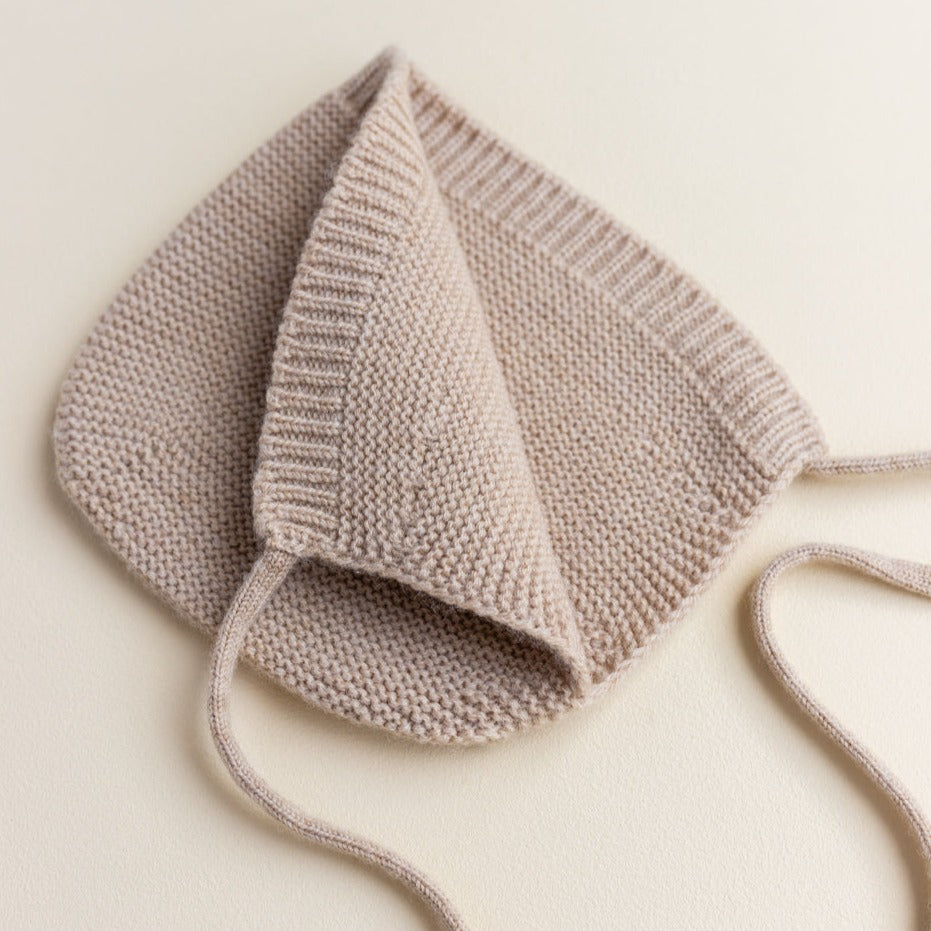 Gebreide bonnet voor baby's in de kleur Sand van HVID.
