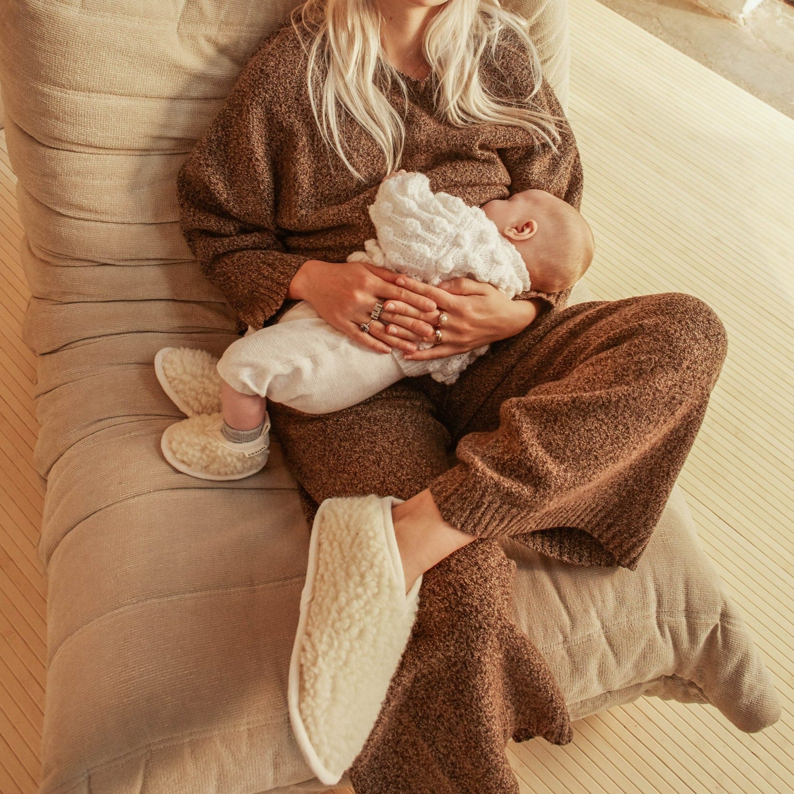 Wollen sloffen voor kinderen in de kleur naturel gemaakt van schapenwol van Binibamba