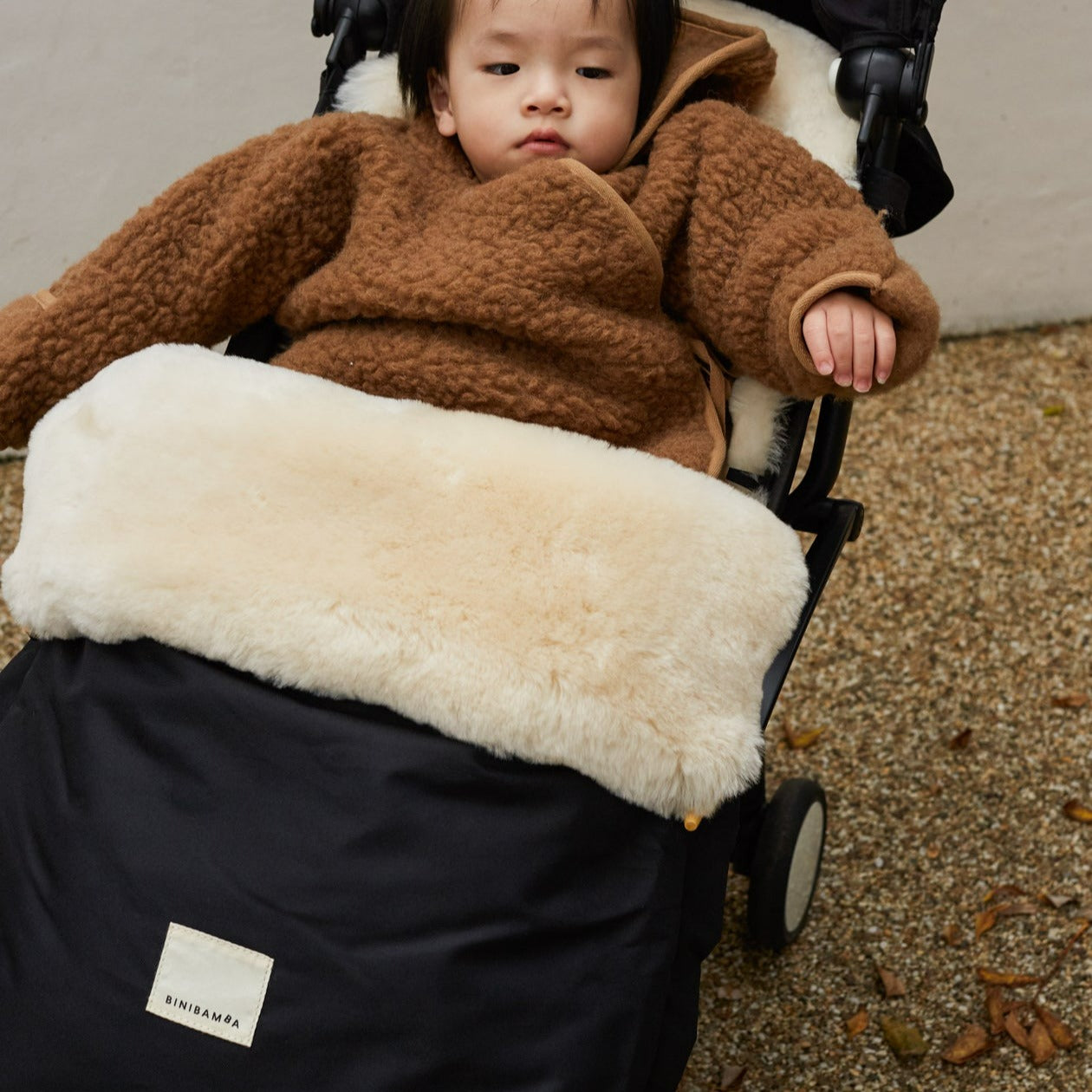 Voetenzak gemaakt van schapenwol van Binibamba