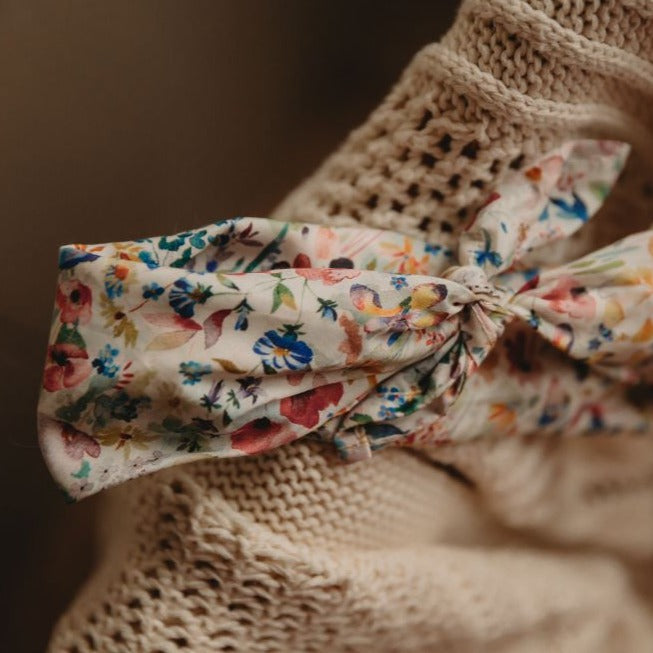 Bandeau voor baby's / kinderen met een strik op het hoofd.