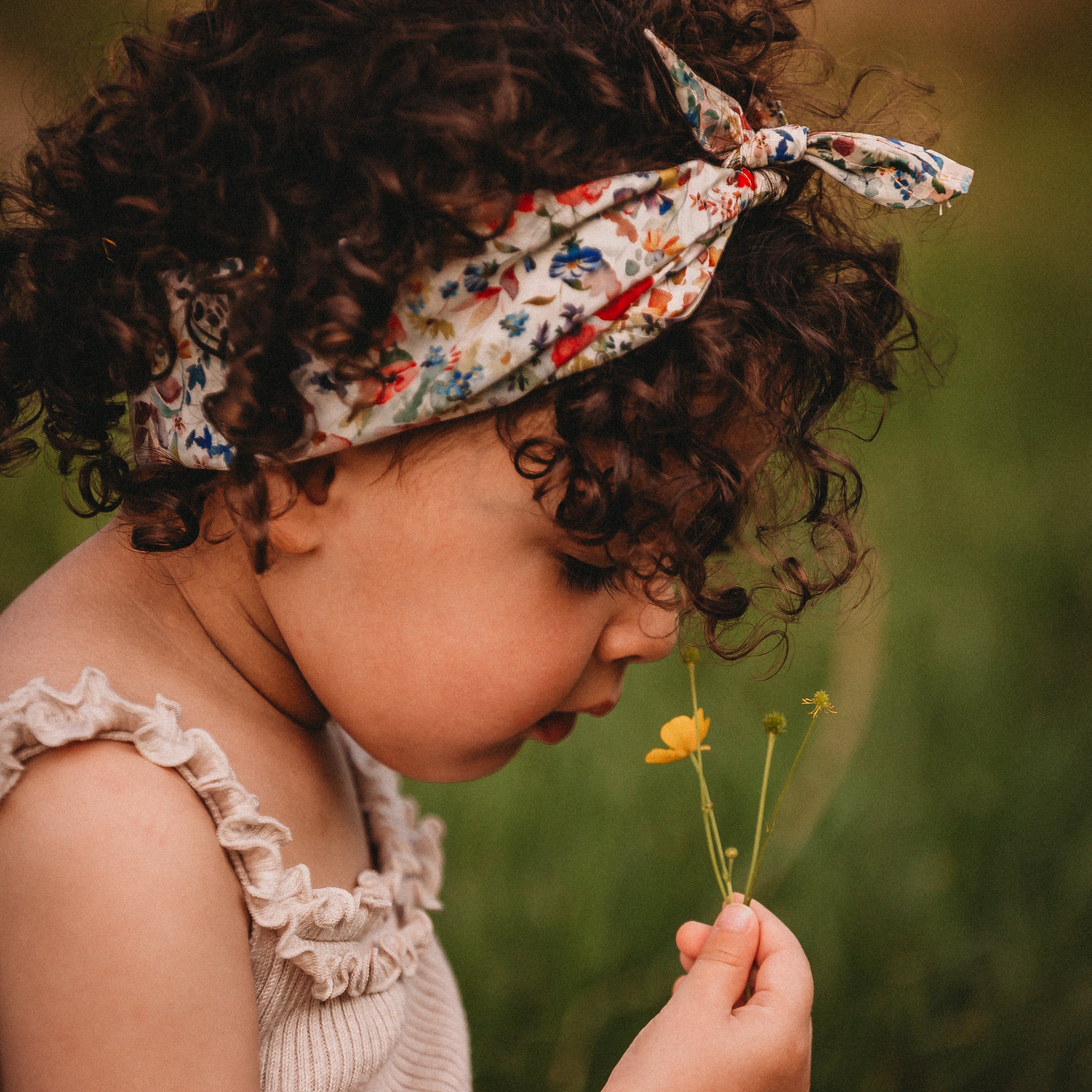 Bandeau voor baby's / kinderen met een strik op het hoofd.