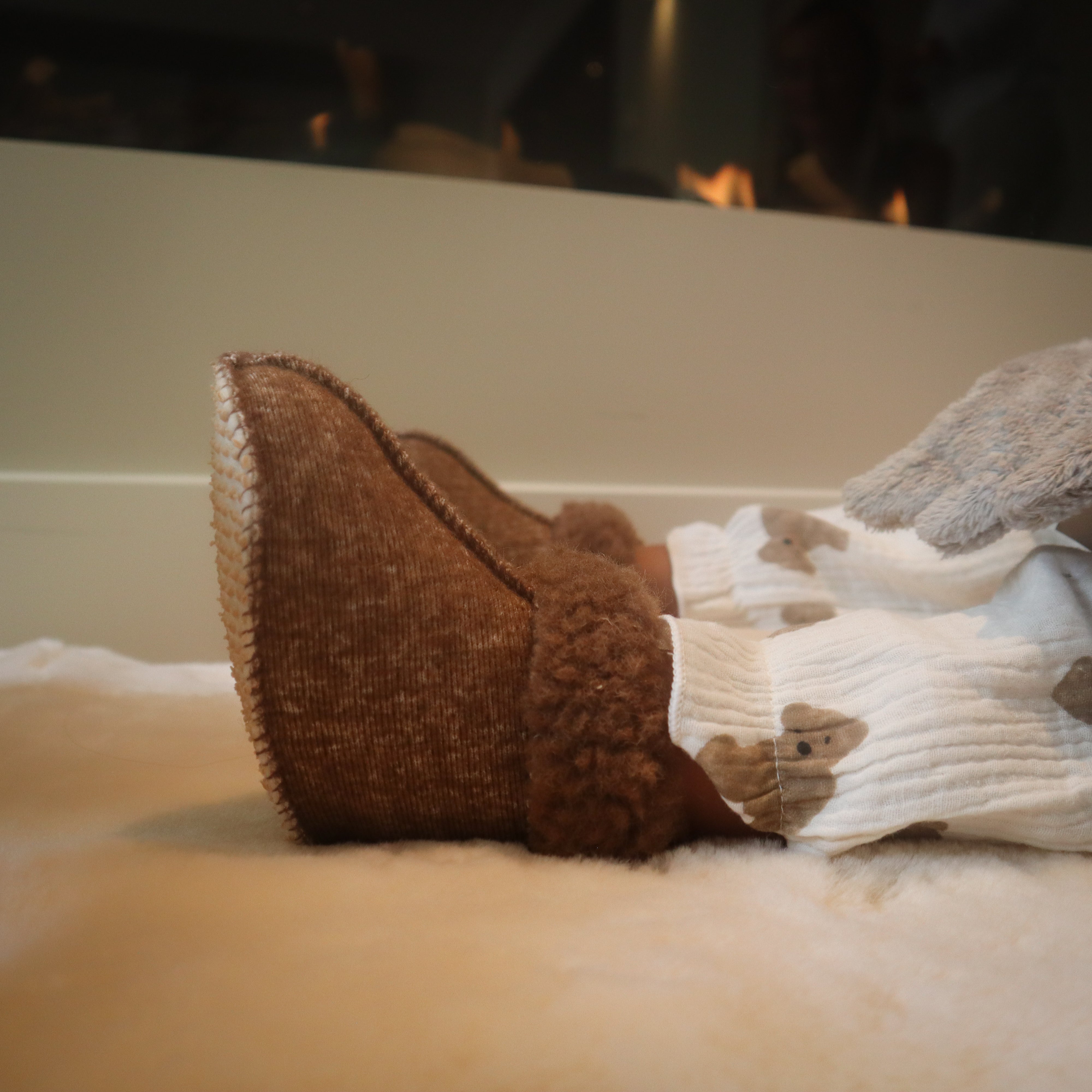 Bruine wollen babyslofjes met een overslag aan wol aan de bovenzijde van Alwero 