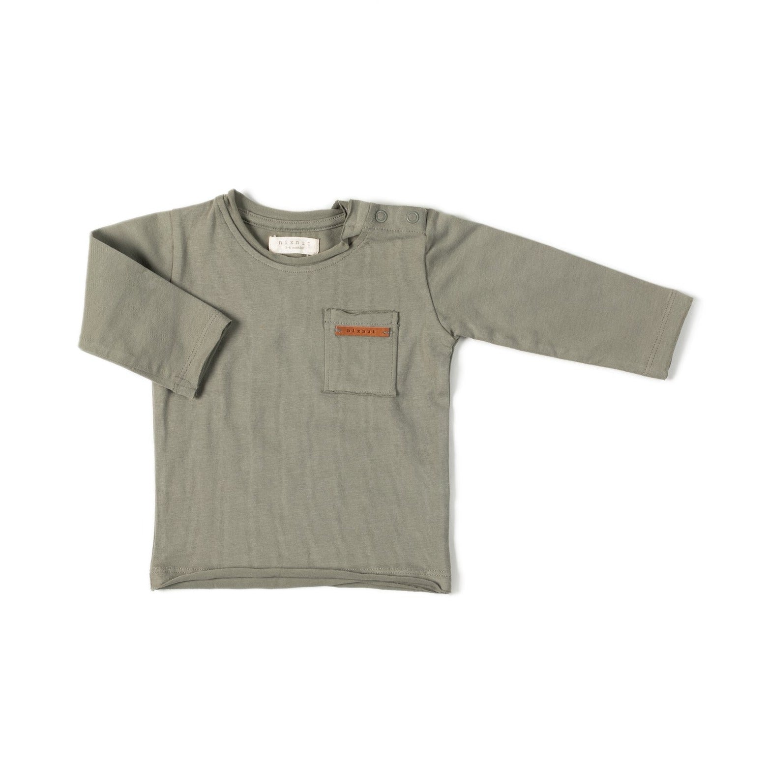 Longsleeve wild green voor baby's (kinderen) met een zakje aan de voorzijde van het merk Nixnut.