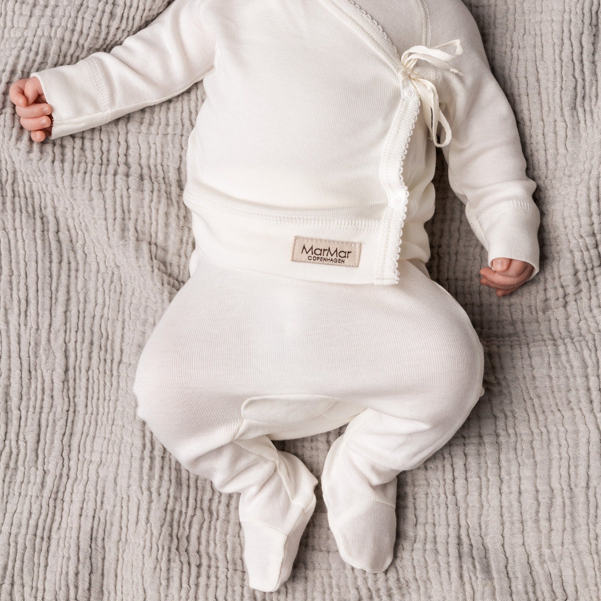 Geschenkbox met daarin een newborn setje bestaande uit een body en broek met voetjes van Mar Mar Copenhagen.