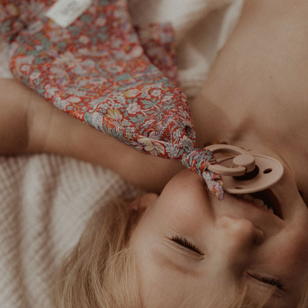 Speendoek gemaakt van Liberty Londen stof met floral print voor baby's.