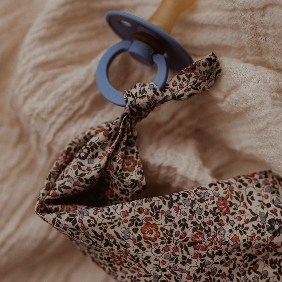 Speendoek gemaakt van Liberty Londen stof met floral print voor baby's.