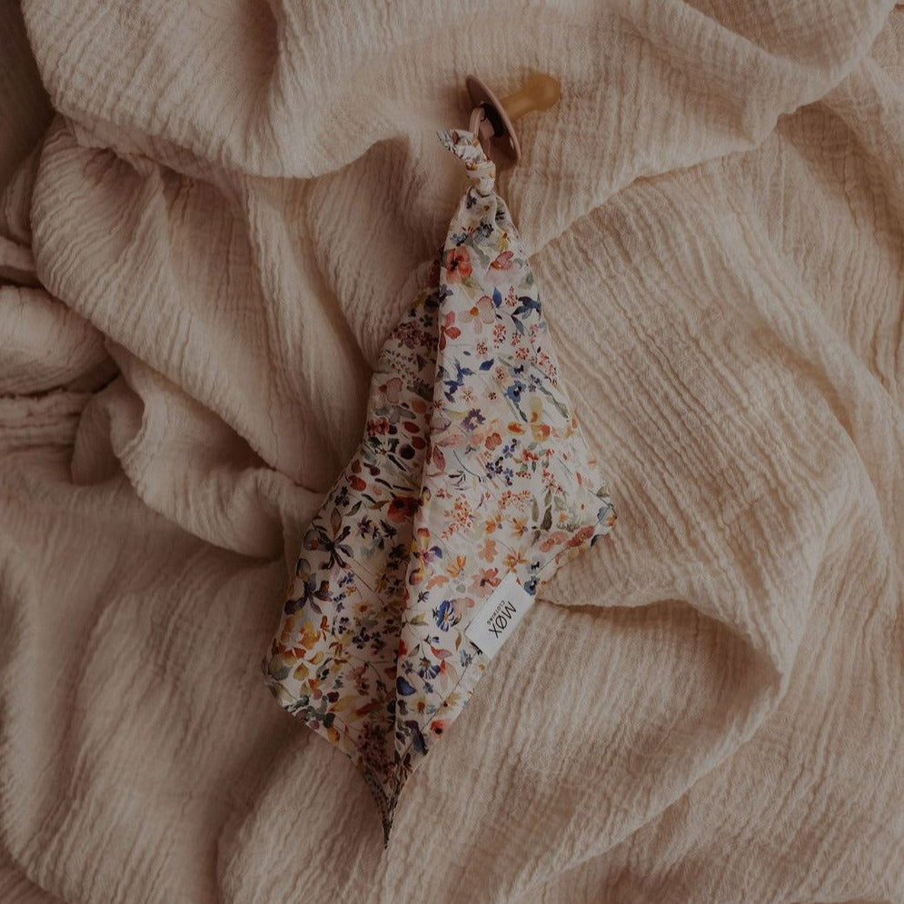 Speendoek gemaakt van Liberty Londen stof met floral print voor baby's.