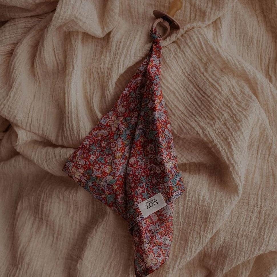 Speendoek gemaakt van Liberty Londen stof met floral print voor baby's.