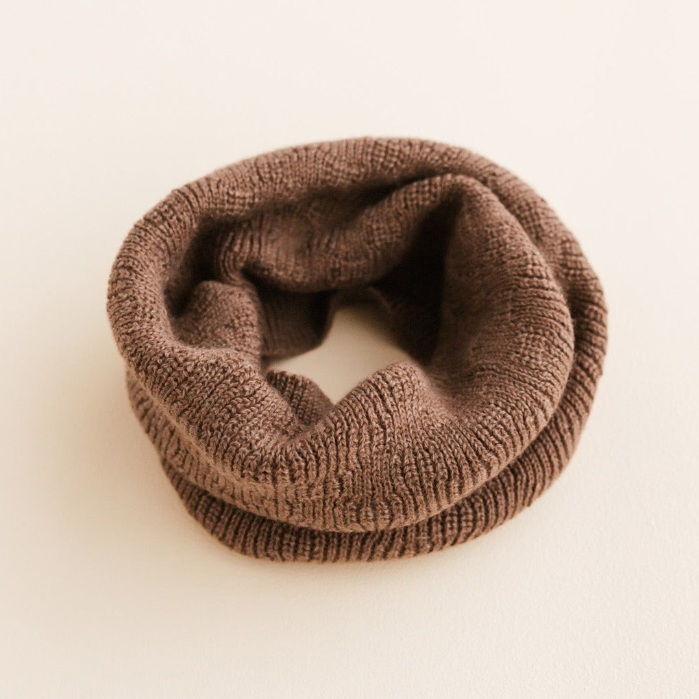 Rondgebreide bruine sjaal voor baby's / kids van HVID.
