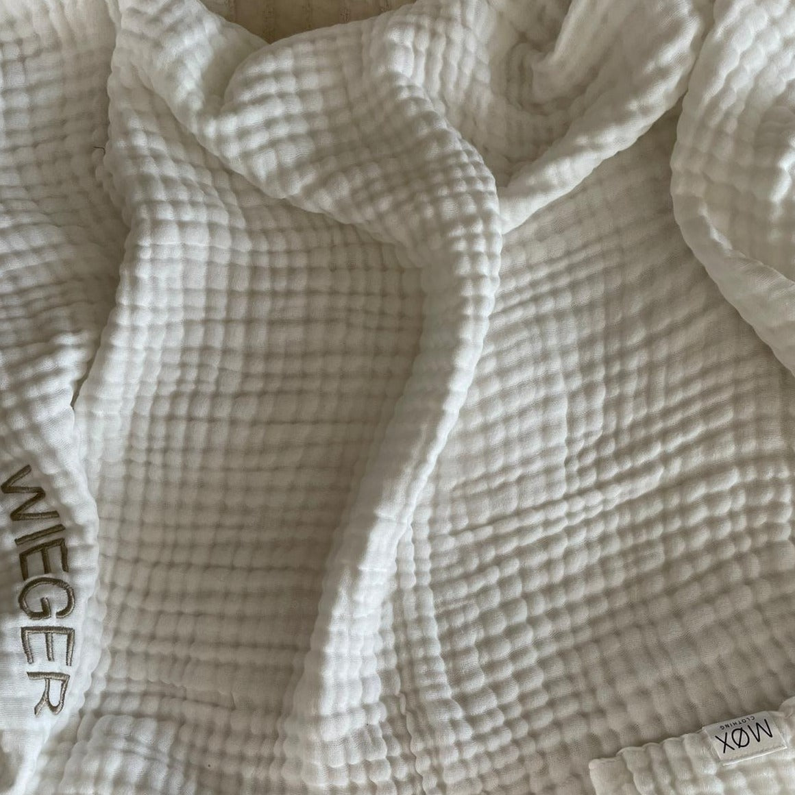 Luchtige witte doek gepersonaliseerd met naam voor baby's.