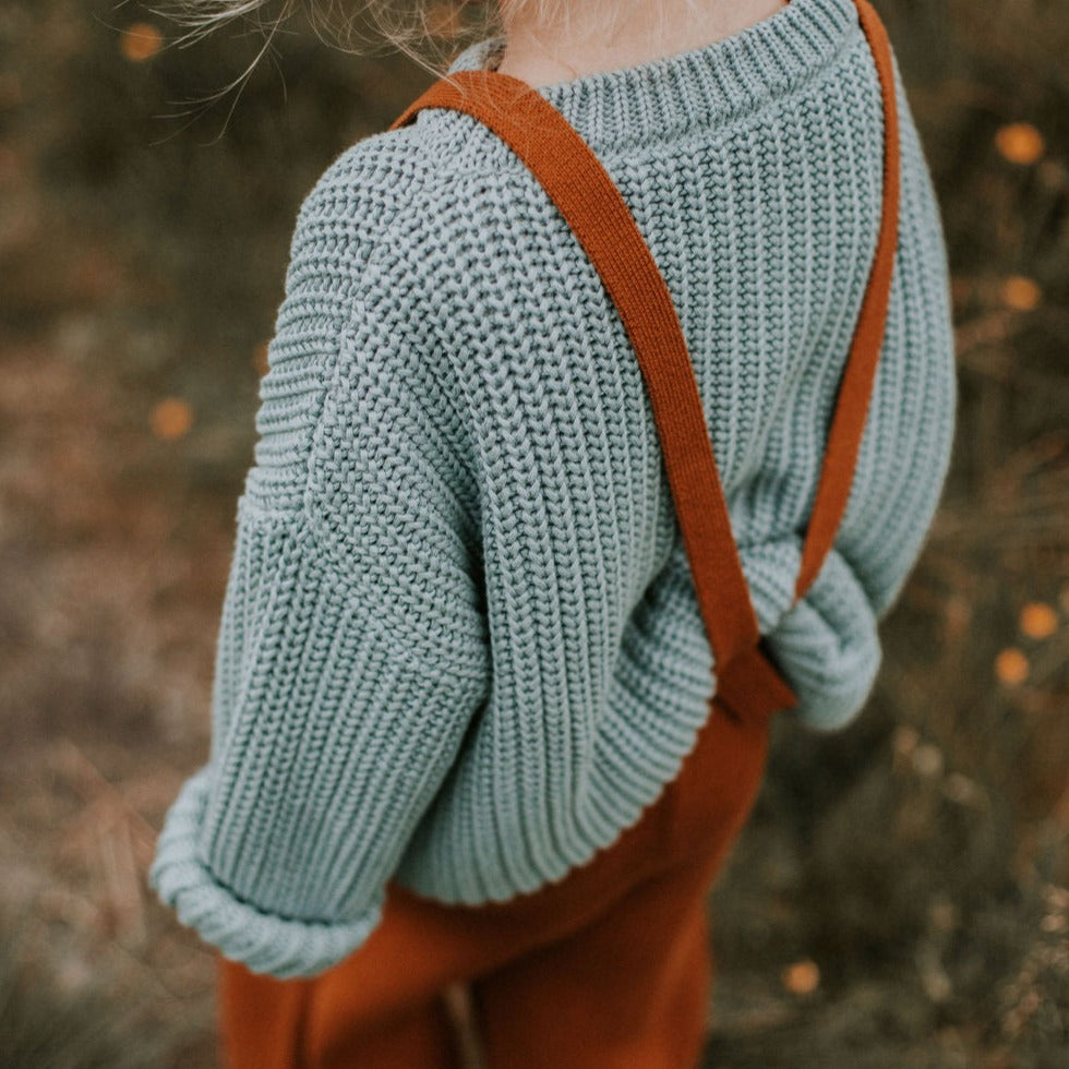 Gebreide broek met bretels voor kinderen in de kleur donkerbruin van Yuki.