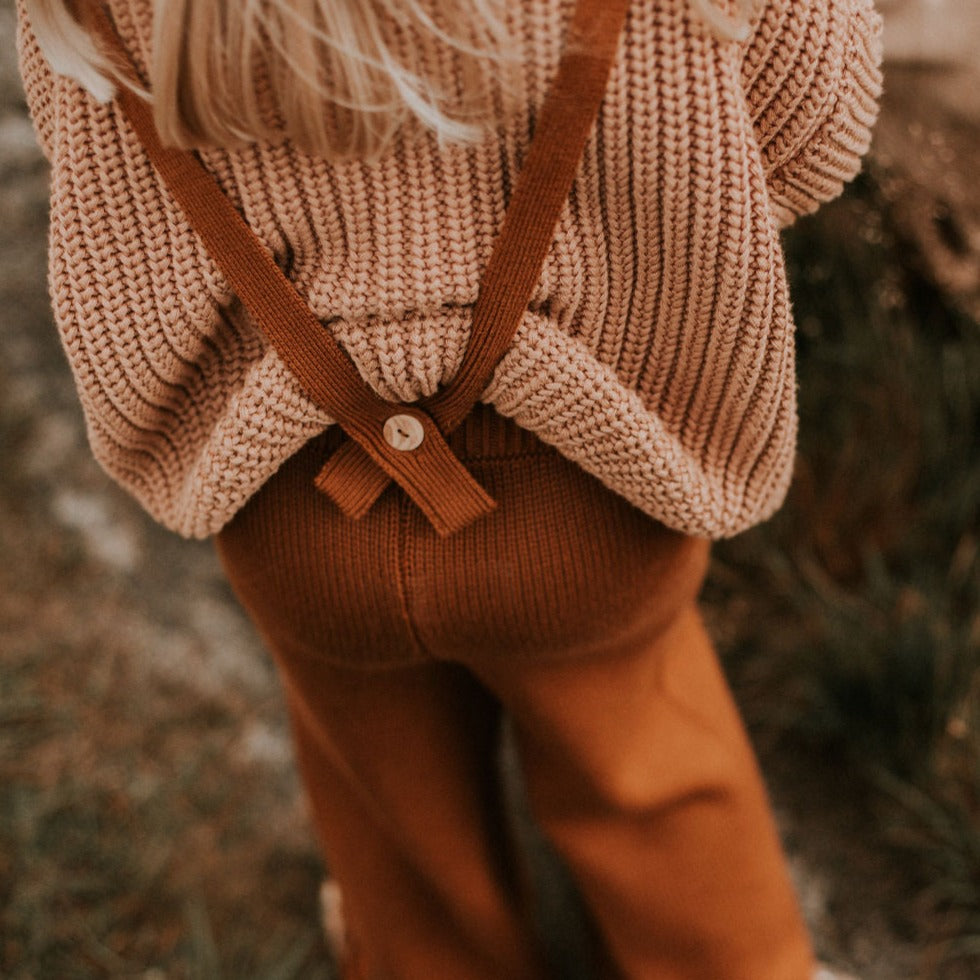 Gebreide broek met bretels voor kinderen in de kleur donkerbruin van Yuki.