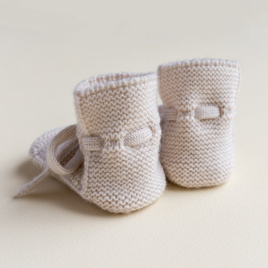 Gebreide booties voor baby's in de kleur Off white van HVID.