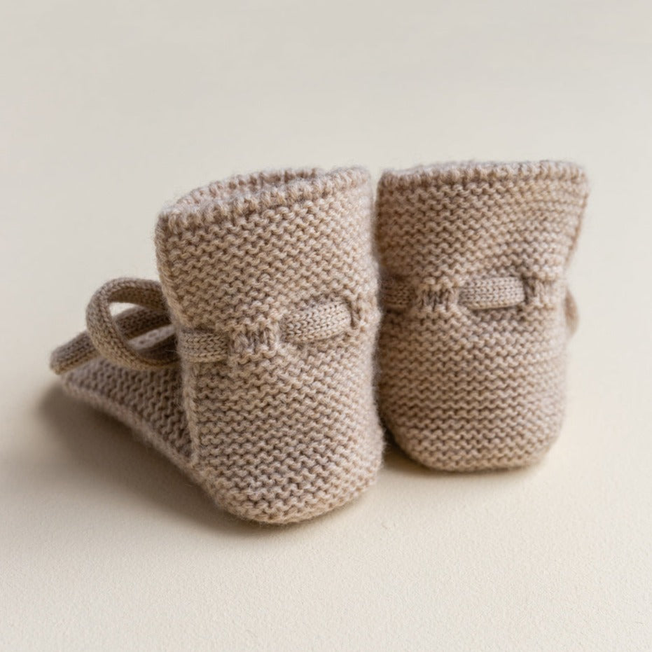 Gebreide booties voor baby's in de kleur sand van HVID.