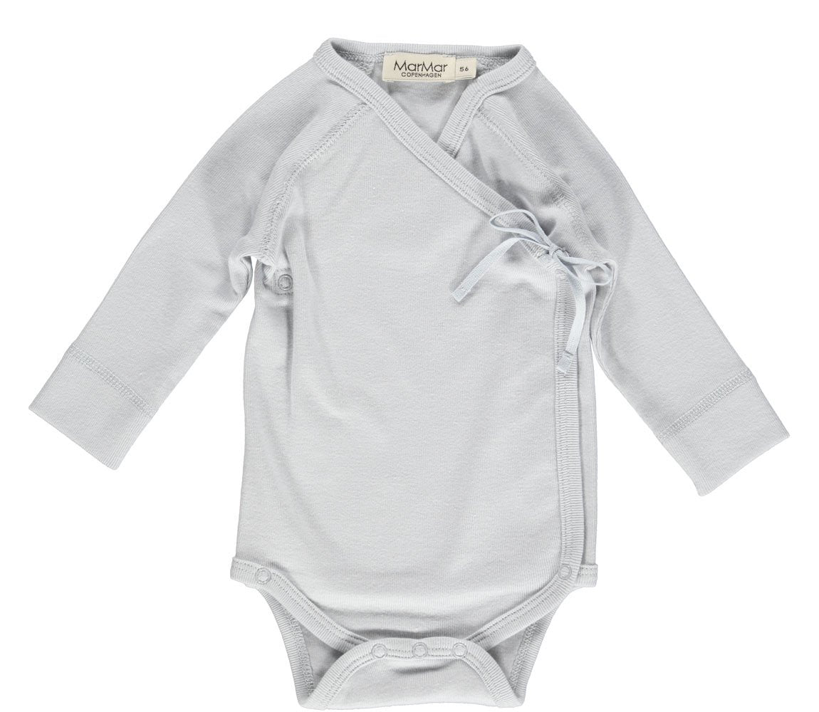 Geschenkbox met daarin een newborn setje bestaande uit een body en broek met voetjes van Mar Mar Copenhagen.