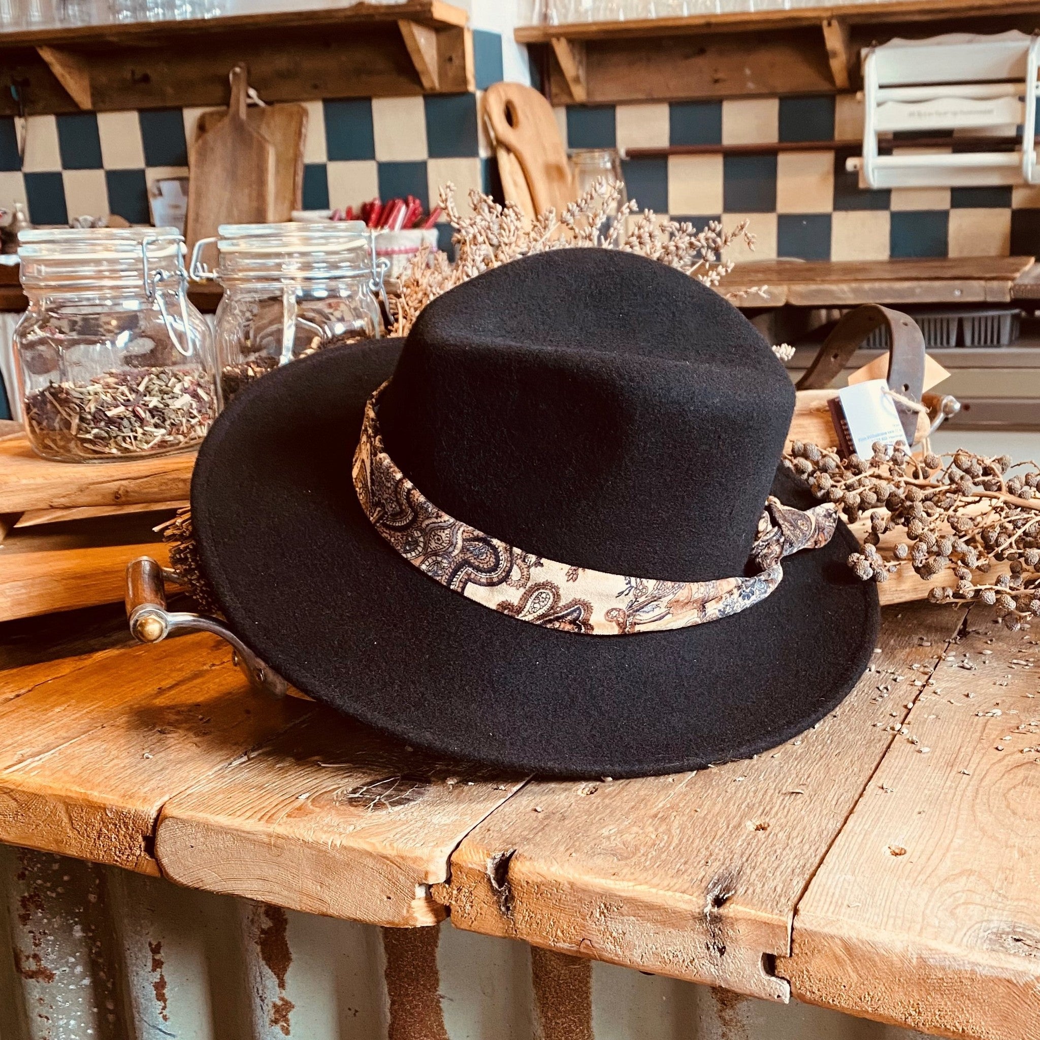 Zwarte hoed voor dames en kinderen met sierlijke band 