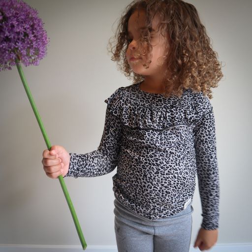 Lange mouwen shirt in Leopard Grey voor kinderen met kraag aan de bovenzijde van Mar Mar Copenhagen.