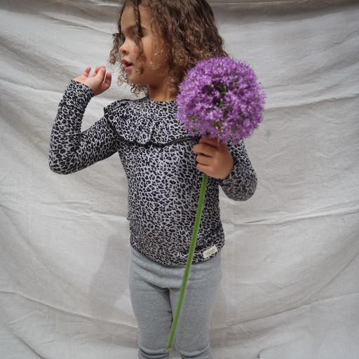 Lange mouwen shirt in Leopard Grey voor kinderen met kraag aan de bovenzijde van Mar Mar Copenhagen.