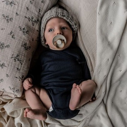 Overslagromper voor baby's in donkerblauw met een strikje als afwerking van Mar Mar Copenhagen.