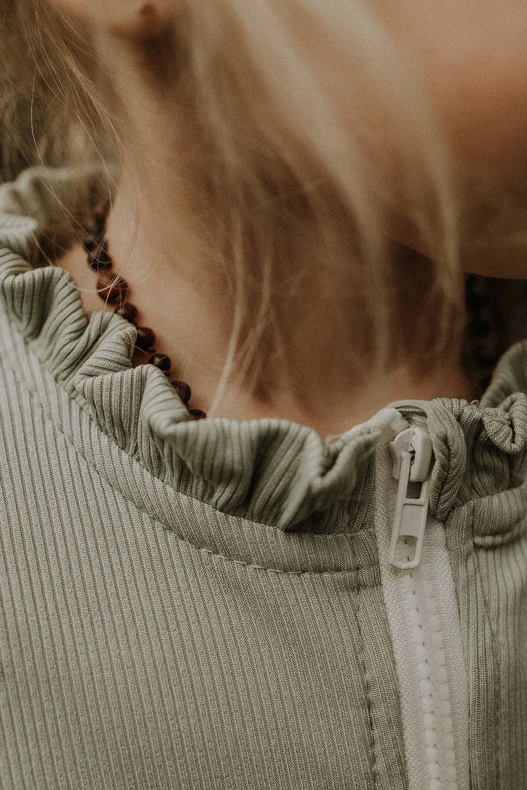 UV zwempak voor kinderen ter bescherming tegen de zon in het groen met lange mouwen..