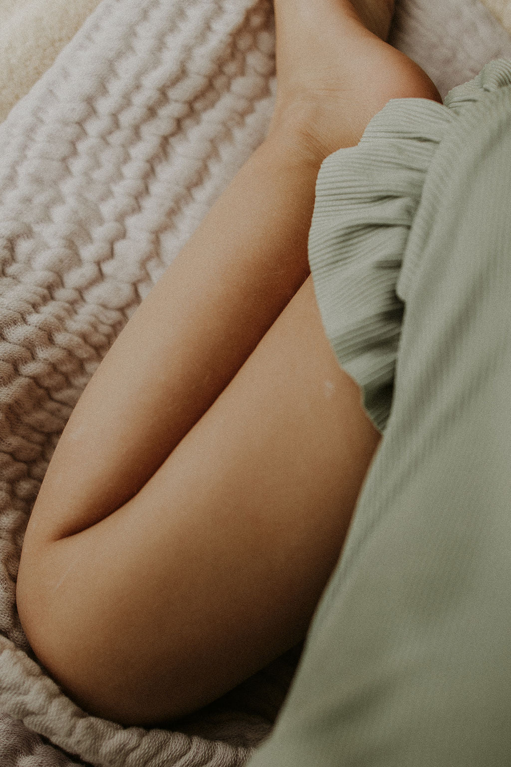 UV zwempak voor kinderen ter bescherming tegen de zon in het groen met lange mouwen..