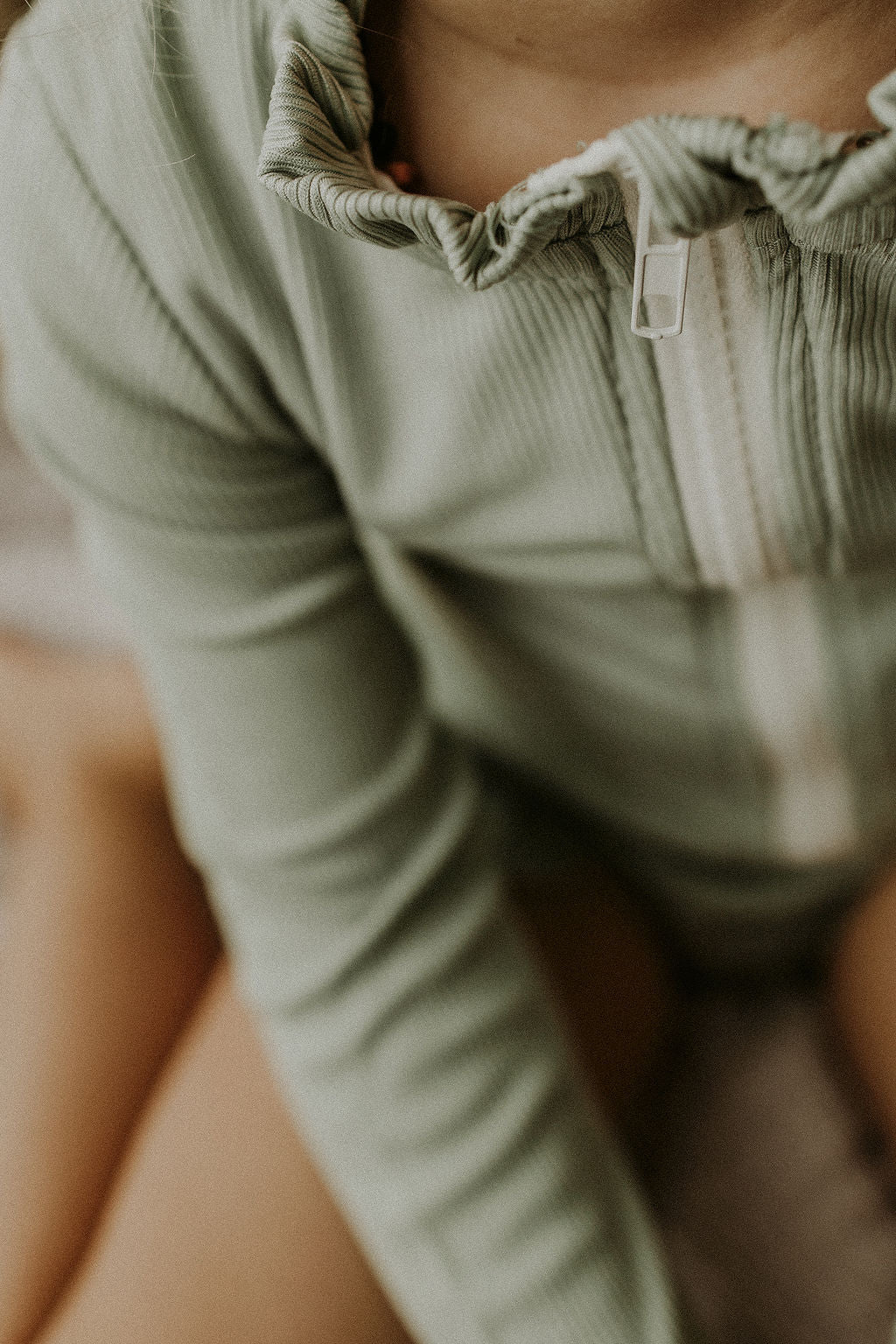 UV zwempak voor kinderen ter bescherming tegen de zon in het groen met lange mouwen..